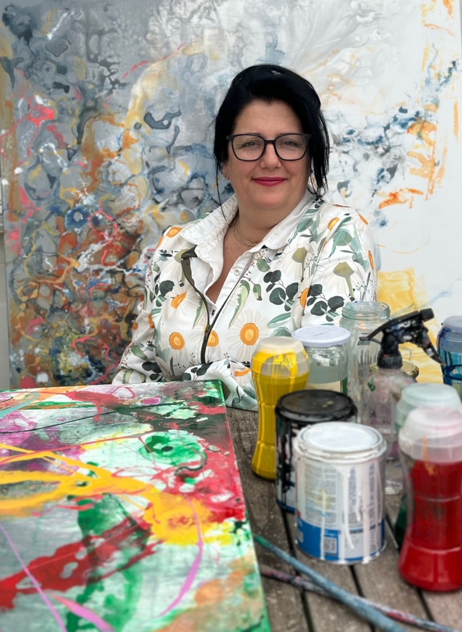 Dori Climent en su taller, entre sus cuadros y materiales de pintura.