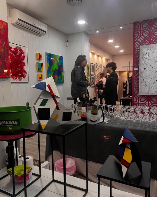 Visitantes y obras en una exposición compartida en el perfil de Dori Climent.