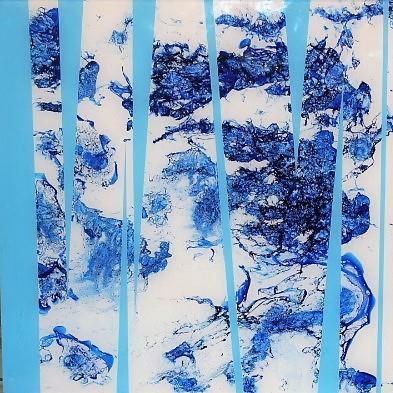Manchas azules y blancas cruzadas por bandas verticales claras.