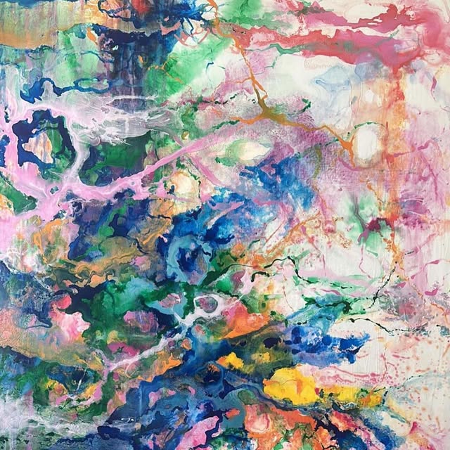 Imagen publicada por Dori Climent, con manchas orgánicas verdes, rosas y azules.
