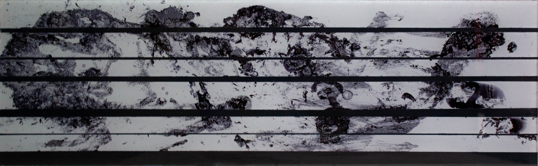 Líneas negras horizontales y manchas orgánicas sobre fondo claro.